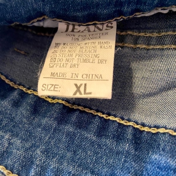 🌸Adorable Embroidered Jeans🌸 - Picture 4 of 9